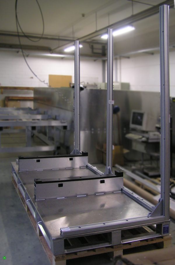 Behälterbox für Labor-Anlagen aus Standard-Profilen und Alu-Waben-Sandwichplatten 1.Phase